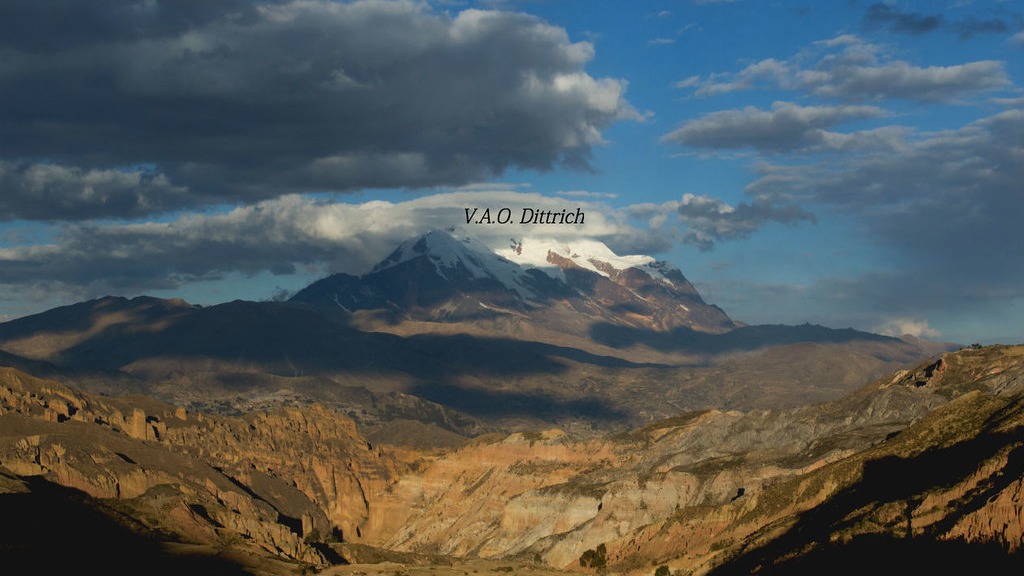 Vista panorámica de La Paz con el Illimani al fondo